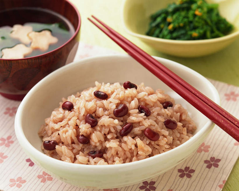 米饭,无人,横图,俯视,室内,特写,白天,爱情,烹饪,筷子,桌面,桌子,蔬菜,餐具,阴影,新鲜,光线,木制,碟子,盘,影子,红豆,日本料理,食品,相思豆,饭,文化,传统,菜肴,美食,食物,盘子,木制品,碟,日式料理,日式,冬青,佳肴,有机食品,绿色食品,礼节,礼仪,相思,进餐用具,彩图,高角度拍摄