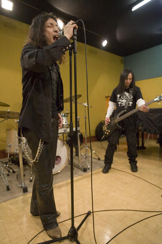 东方人,两个人,伙伴,朋友,歌唱家,站,抱,竖图,室内,白天,正面,友谊,亚洲,阴影,服装,光线,影子,灯光,电吉他,鼓,乐器,弦乐器,注视,休闲装,黄种人,顶灯,灯,衣服,灯具,观察,看,站着,休闲,休闲服,唱歌,服饰,抱着,观看,察看,录音室,照明设备,关注,弹拨弦鸣乐器,演唱,友情,男人,男性,年轻男性,亚洲人,歌手,站立,彩图,全身,弹拨弦乐器