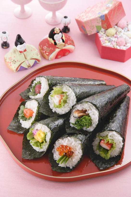 米饭,寿司,无人,竖图,俯视,室内,特写,白天,烹饪,游戏,桌面,桌子,餐具,玩具,阴影,装饰,光线,木制,碟子,盘,影子,海苔,肉,鱼卵,鱼肉,日本料理,食品,饭,玩,鱼籽,娱乐,菜肴,美食,肉类,食物,盘子,木制品,饰品,碟,日式料理,休闲,益智,佳肴,活动,五谷,发泄,消遣,智力,醋饭,横截面,肉食,宣泄,四喜饭,玩耍,嬉戏,彩图,高角度拍摄