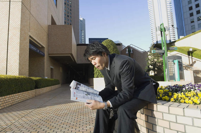 东方人,一个人,商务人士,商务男性,高楼大厦,坐,横图,室外,白天,侧面,衬衫,阅读,办公楼,大厦,建筑,摩天大楼,写字楼,杂志,亚洲,仅一个男性,仅一个人,学习,套装,盛开,花坛,拿,花蕾,拿着,注视,黄种人,花,花瓣,花朵,鲜花,仅一个年轻男性,蓝色,蓝天,天空,楼宇,天,花苞,花蕊,观察,看,商务楼,读书,浏览,观看,察看,关注,商务装,工薪阶层,男人,男性,年轻男性,亚洲人,白领,上班族,坐着,半身,彩图,衬衣,大楼,高层建筑,高楼,摩天楼