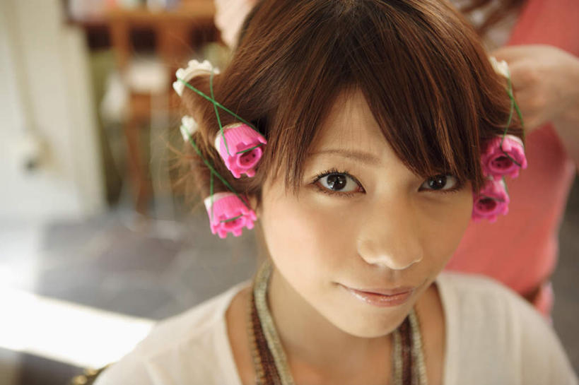 东方人,两个人,理发师,办公室,坐,笑,微笑,横图,室内,特写,白天,正面,窗户,柜子,家具,落地窗,桌子,亚洲,阴影,服装,朦胧,模糊,光线,纺织物,影子,办公桌,墙,注视,休闲装,黄种人,玻璃窗,墙壁,墙面,衣服,橱柜,毛巾,观察,看,清洁,休闲,休闲服,服饰,观看,烫发,理发店,保暖,卷发棒,察看,关注,透气,防水,办公家具,储水,耐磨,吸水,年轻女性,女人,女性,亚洲人,卷发,发型师,理发员,美发师,坐着,半身,彩图,理发