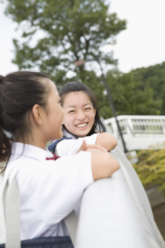 东方人,儿童,两个人,伙伴,朋友,栏杆,站,笑,说,微笑,露齿笑,竖图,室外,白天,侧面,制服,友谊,纯洁,植物,亚洲,服装,围栏,依靠,注视,黄种人,护栏,树,树木,绿色,自然,观察,看,靠着,站着,校服,可爱,童年,童趣,生长,成长,观看,对视,察看,关注,童真,烂漫,无邪,学生服,交流,天真,友情,女孩,女人,女性,亚洲人,孩子,沟通,讲话,交谈,说话,谈话,站立,半身,彩图,女生