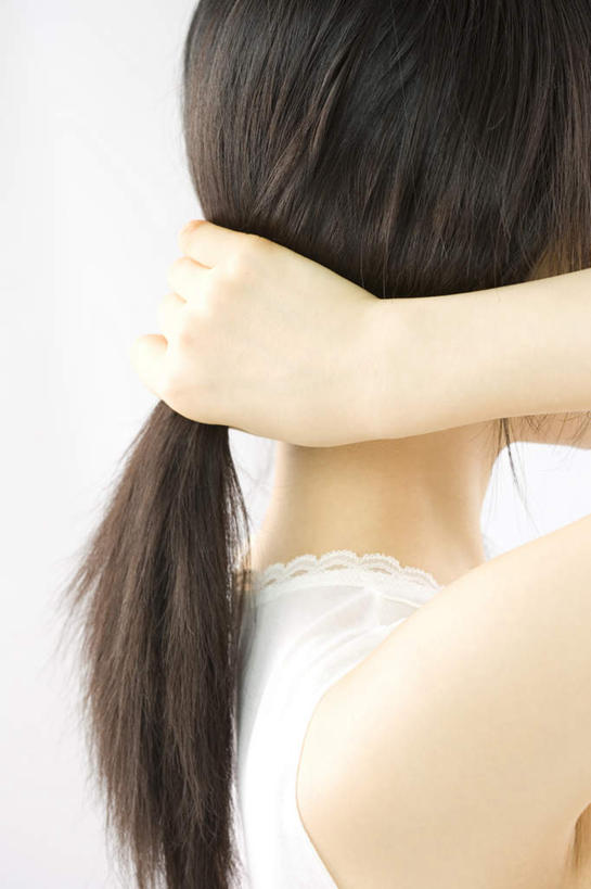 东方人,头发,一个人,站,竖图,室内,特写,白天,白色背景,亚洲,仅一个年轻女性,仅一个女性,仅一个人,握,阴影,服装,光线,影子,拿,拿着,注视,休闲装,黄种人,背面,衣服,黑色,观察,看,站着,休闲,休闲服,握着,马尾,摄影,服饰,影棚,观看,察看,关注,年轻女性,女人,女性,亚洲人,长发,站立,半身,彩图,影棚拍摄,拍摄,发