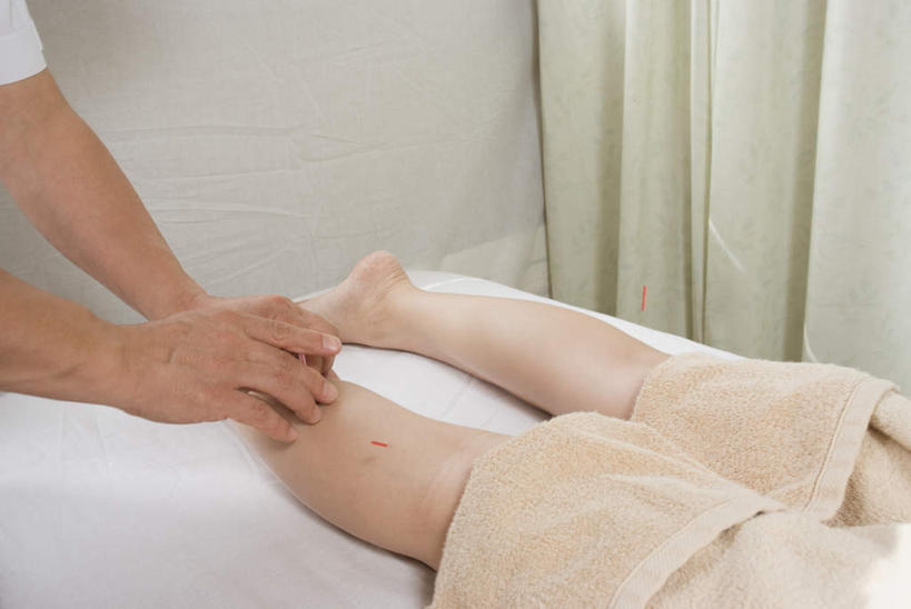 东方人,腿部,脚,脚趾,脚后跟,脚背,踝,腿,两个人,医生,病人,医院,站,横图,俯视,室内,白天,床,亚洲,阴影,光线,医学,纺织物,影子,床单,注视,黄种人,文化,病床,毛巾,观察,看,趴着,清洁,站着,医护人员,医疗人员,治疗,保健,观看,经络,保暖,察看,医疗,穴位,被单,关注,中国文化,针灸,调和,中医,透气,防水,医治,医疗机构,疏通,储水,耐磨,吸水,灸法,针法,中医学,男人,男性,年轻男性,年轻女性,女人,女性,亚洲人,脚底,大夫,患者,就医者,趴,站立,半身,彩图,高角度拍摄,病院,诊所,传统文化