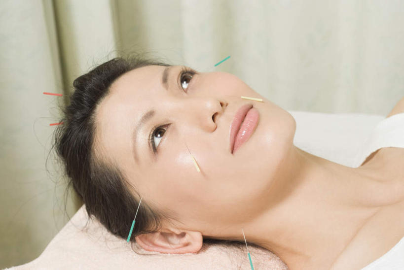 东方人,脸,头,脸颊,脖子,一个人,病人,医院,躺,横图,俯视,室内,特写,白天,床,亚洲,仅一个年轻女性,仅一个女性,仅一个人,阴影,光线,医学,影子,床单,注视,黄种人,文化,被子,病床,观察,看,治疗,保健,观看,经络,察看,医疗,穴位,被单,关注,中国文化,针灸,调和,中医,医治,医疗机构,疏通,灸法,针法,中医学,年轻女性,女人,女性,亚洲人,头部,脖,颈,颈部,脸部,脸蛋,面部,患者,就医者,躺着,半身,彩图,高角度拍摄,病院,诊所,传统文化