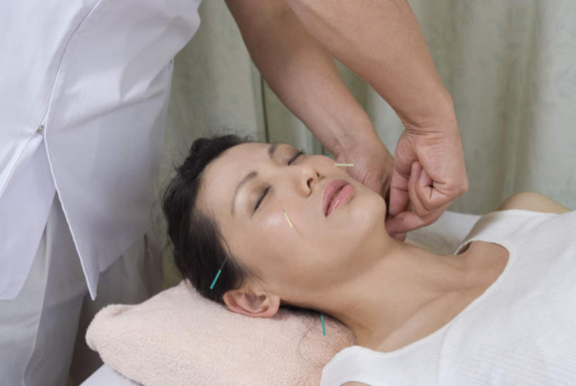 东方人,两个人,病人,医院,站,躺,闭眼,横图,俯视,室内,白天,床,亚洲,阴影,光线,医学,影子,床单,拿,拿着,注视,黄种人,文化,被子,病床,观察,看,站着,治疗,保健,观看,经络,察看,医疗,穴位,被单,关注,中国文化,针灸,调和,中医,医治,医疗机构,疏通,灸法,针法,中医学,男人,男性,年轻女性,女人,女性,中年男性,亚洲人,患者,就医者,闭眼睛,闭着眼,闭着眼睛,躺着,站立,半身,彩图,高角度拍摄,病院,诊所,传统文化