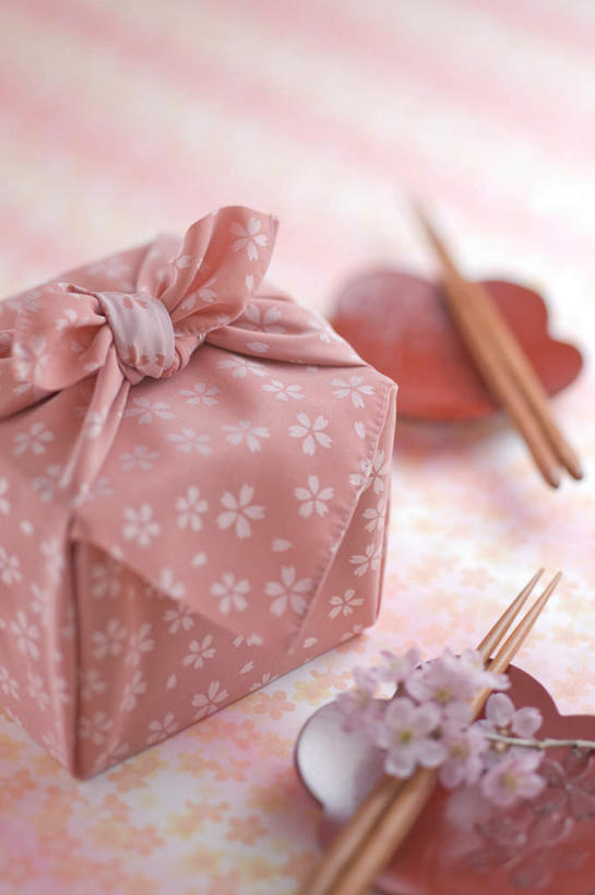 无人,竖图,俯视,室内,特写,白天,幸福,纯洁,筷子,樱花,餐具,礼盒,礼物,朦胧,模糊,碟子,盘,丝绸,丝带,纸盒,缎带,文化,传统,绸带,盒子,包装盒,盘子,礼品盒,碟,摄影,礼品,影棚,等待,礼节,生命,礼仪,仙樱花,福岛樱,青肤樱,高尚,热烈,进餐用具,荆桃,彩图,高角度拍摄,影棚拍摄,拍摄