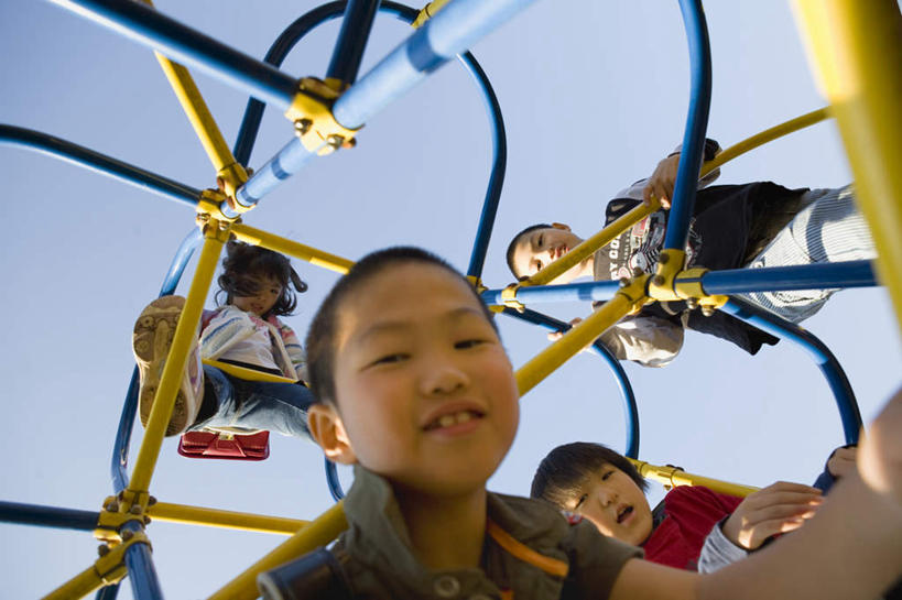 东方人,儿童,四个人,站,蹲,笑,微笑,露齿笑,横图,室外,白天,仰视,纯洁,亚洲,注视,黄种人,小孩,蓝色,蓝天,天空,天,观察,看,站着,日本人,滑梯,可爱,童年,童趣,观看,察看,关注,童真,烂漫,无邪,乐园,天真,男孩,男人,男性,女孩,女人,女性,亚洲人,孩子,蹲着,站立,半身,彩图,低角度拍摄,男生,女生