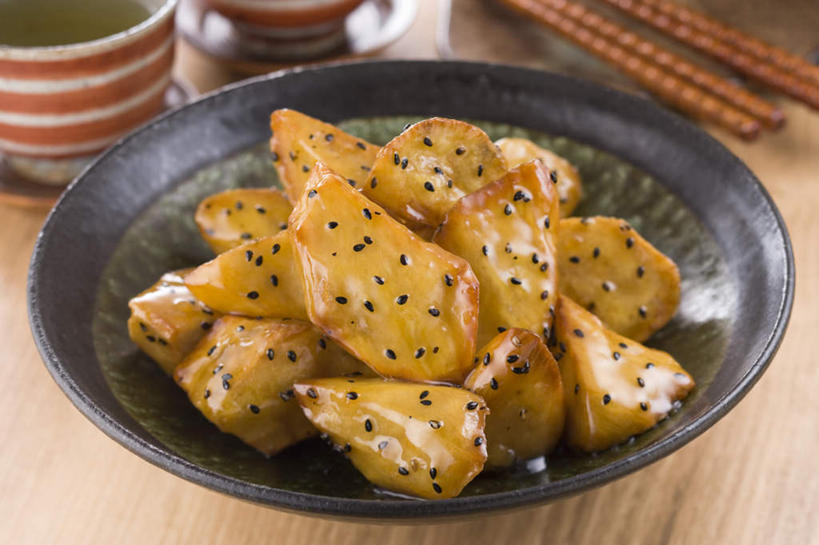 无人,横图,俯视,室内,特写,白天,烹饪,筷子,红薯,蔬菜,杯子,餐具,新鲜,芝麻,日本料理,料理,食品,切块,文化,传统,菜肴,美食,食物,水杯,日式料理,日式,摄影,佳肴,有机食品,绿色食品,影棚,礼节,礼仪,脂麻,胡麻,白麻,巨胜子,油麻,茶杯,进餐用具,烹调用具,山芋,甘薯,番薯,地瓜,彩图,高角度拍摄,影棚拍摄,拍摄