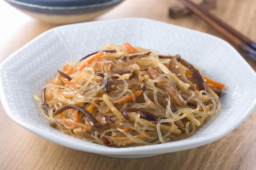 无人,横图,俯视,室内,特写,白天,烹饪,筷子,萝卜,胡萝卜,蔬菜,餐具,一堆,许多,堆叠,堆积,新鲜,菌菇,蘑菇,芝麻,日本料理,料理,食品,菌类,文化,传统,粉丝,菜肴,美食,食物,碗,日式料理,日式,食用菌,摄影,佳肴,有机食品,绿色食品,影棚,堆,礼节,礼仪,脂麻,胡麻,白麻,巨胜子,油麻,进餐用具,烹调用具,红萝卜,甘荀,彩图,高角度拍摄,影棚拍摄,拍摄