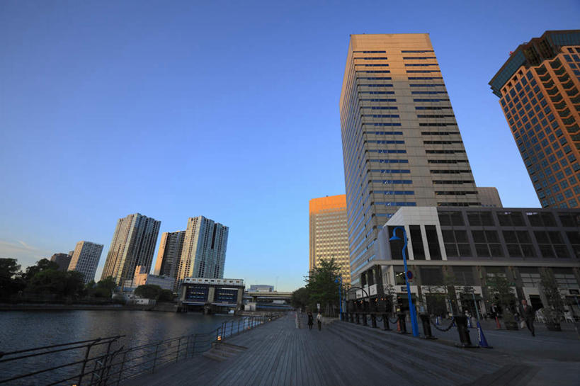 无人,高楼大厦,栏杆,横图,室外,白天,仰视,旅游,度假,河流,美景,水,植物,城市风光,城市,大厦,建筑,摩天大楼,东京,日本,亚洲,阴影,光线,影子,阶梯,河水,景观,水流,围栏,品川区,娱乐,护栏,台阶,树,树木,蓝色,绿色,蓝天,天空,阳光,自然,天,享受,休闲,石阶,景色,放松,生长,成长,东亚,本州,关东地方,本州岛,日本国,东京都,彩图,低角度拍摄,大楼,高层建筑,高楼,摩天楼