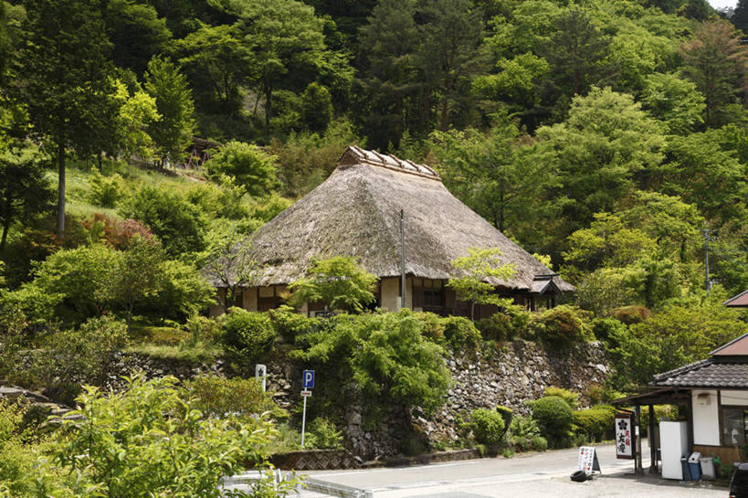 无人,家,横图,室外,白天,正面,旅游,度假,草地,草坪,美景,森林,山,山脉,树林,植物,道路,路,公路,日本,亚洲,房屋,屋顶,屋子,景观,山峰,交通,山峦,顶棚,娱乐,楼房,住宅,草,树,树木,绿色,自然,群山,享受,休闲,景色,放松,生长,成长,自然风光,东亚,日本国,九州本岛,九州,九州岛,九州地方,熊本,熊本县,马路,彩图,房子