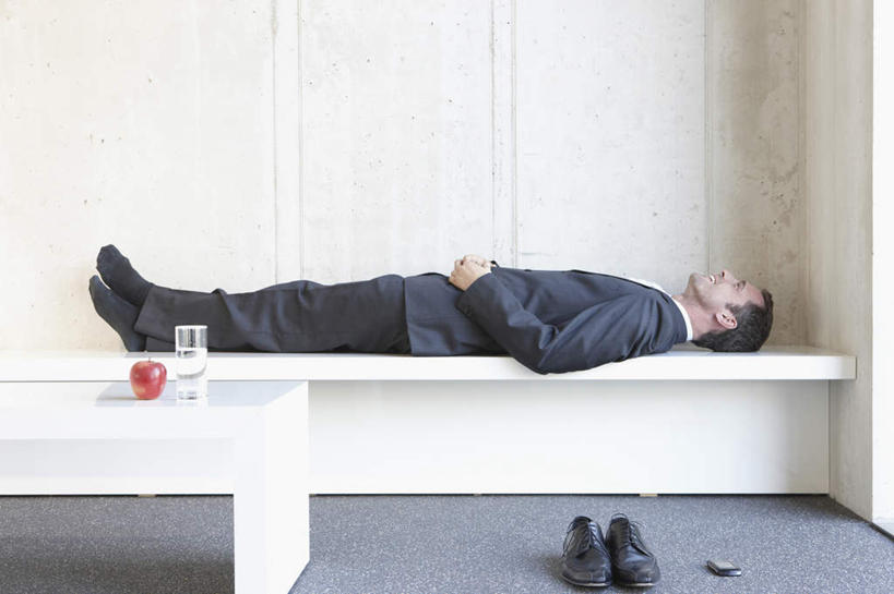 西方人,一个人,商务人士,商务男性,办公室,躺,闭眼,睡,横图,室内,白天,侧面,衬衫,地毯,苹果,杯子,欧洲,欧洲人,仅一个男性,仅一个人,仅一个中年男性,套装,座椅,玻璃制品,一个,水杯,商务装,工薪阶层,男人,男性,中年男性,白种人,白领,上班族,玻璃杯,闭眼睛,闭着眼,闭着眼睛,困,困觉,寝息,睡觉,躺着,彩图,全身,衬衣,皮鞋