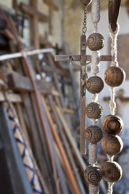 无人,竖图,室外,白天,正面,项链,悬挂,节日,木制,十字架,文化,装饰品,纪念品,饰品,首饰,祈祷,健康,许愿,宗教,信仰,纪念,留念,祈求,基督教,怀念,记念,平安,彩图