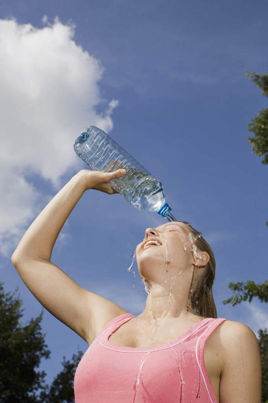 西方人,一个人,站,闭眼,竖图,室外,白天,仰视,锻炼,运动,植物,欧洲,欧洲人,仅一个女性,仅一个人,阴影,飞溅,溅,光线,液体,影子,云,云朵,水瓶,拿,云彩,拿着,树,树木,蓝色,绿色,白云,蓝天,天空,阳光,自然,天,站着,仅一个中年女性,生长,晴朗,成长,喷洒,体育,女人,女性,中年女性,白种人,晴空,闭眼睛,闭着眼,闭着眼睛,半身,彩图,低角度拍摄,健身