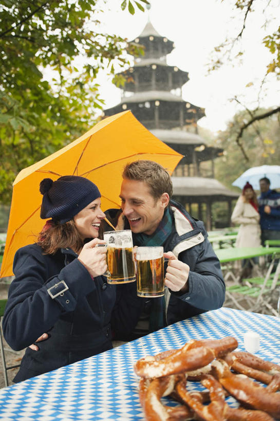 啤酒,西方人,四个人,家庭,夫妻,坐,竖图,室外,白天,仰视,爱情,旅游,度假,餐桌,桌子,杯子,椅子,德国,欧洲,欧洲人,服装,雨伞,肉,酒类,浪漫,拿,拿着,注视,休闲装,娱乐,阳伞,肉类,慕尼黑,玻璃制品,酒,饮料,衣服,酒杯,啤酒杯,观察,看,享受,休闲,温暖,温馨,一家人,休闲服,恩爱,放松,恋人,服饰,餐台,观看,和睦,察看,西欧,关注,肉食,雨具,德意志联邦共和国,首府,巴伐利亚,巴伐利亚州,拜恩州,拜恩自由州,慕尼黑中国塔,中国塔,男人,男性,年轻男性,年轻女性,女人,女性,白种人,情侣,玻璃杯,玩耍,坐着,半身,彩图,低角度拍摄,伴侣,融洽