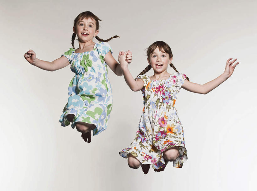 西方人,儿童,两个人,伙伴,朋友,举,握手,笑,微笑,横图,室内,白天,白色背景,正面,裙子,友谊,纯洁,欧洲,欧洲人,连衣裙,半空,注视,光脚,观察,看,托,赤脚,可爱,腾空,童年,童趣,摄影,影棚,观看,察看,关注,童真,烂漫,无邪,天真,友情,年轻女性,女孩,女人,女性,白种人,孩子,搀手,举起,举手,举着,拉手,手拉手,手握手,向上举,向上伸,向上托,彩图,全身,影棚拍摄,拍摄