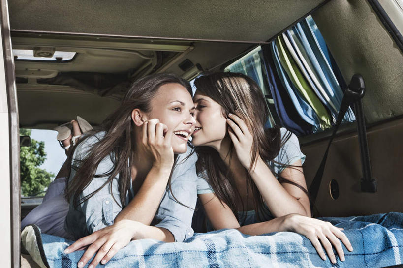 西方人,两个人,伙伴,朋友,笑,微笑,露齿笑,横图,室外,白天,正面,友谊,汽车,纺织品,欧洲,欧洲人,服装,装饰,毛毯,毯子,面包车,注视,休闲装,车,纺织,衣服,垫子,交通工具,观察,看,趴着,休闲,温暖,悄悄话,休闲服,服饰,观看,华丽,修饰,点缀,察看,关注,耳语,衬托,美观,雅致,雅观,友情,年轻女性,女人,女性,白种人,趴,半身,彩图