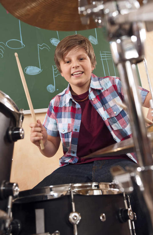 西方人,儿童,一个人,坐,笑,微笑,露齿笑,竖图,室内,白天,仰视,纯洁,欧洲,欧洲人,仅一个男性,仅一个人,握,服装,架子鼓,乐器,拿,拿着,注视,休闲装,小孩,衣服,黑板,观察,看,仅一个小孩,休闲,休闲服,可爱,童年,童趣,教学,握着,服饰,观看,打击乐器,察看,关注,鼓槌,童真,烂漫,无邪,耐磨,教学黑板,天真,男孩,男人,男性,白种人,孩子,坐着,半身,彩图,低角度拍摄,男生