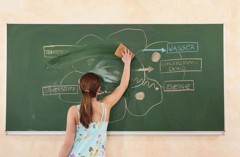 西方人,儿童,一个人,站,举,横图,室内,白天,纯洁,吊带,欧洲,欧洲人,仅一个女性,仅一个人,擦,握,花纹,服装,图案,拿,拿着,注视,吊带衫,小孩,背面,衣服,蓝色,黑板擦,黑板,观察,看,托,站着,仅一个小孩,教室,可爱,童年,童趣,教学,握着,服饰,观看,察看,课堂,衣着,穿着,关注,童真,烂漫,无邪,衣饰,耐磨,教学黑板,板书,粉笔擦,天真,女孩,女人,女性,白种人,孩子,举起,举手,举着,向上举,向上伸,向上托,站立,半身,彩图,女生