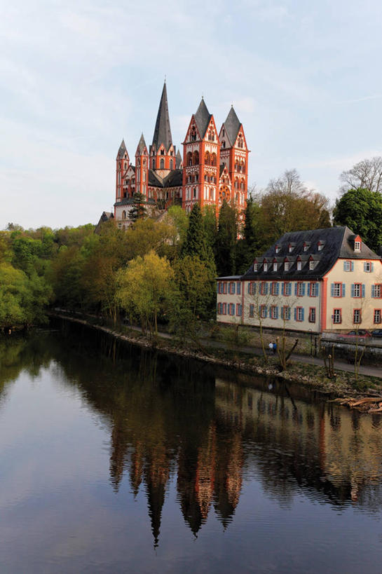 无人,教堂,竖图,室外,白天,正面,旅游,度假,湖,湖泊,名胜古迹,树林,水,植物,标志建筑,地标,建筑,德国,欧洲,阴影,节日,遗迹,光线,影子,湖面,水流,水面,云,云朵,建筑群,云彩,古迹,文化,文物,娱乐,建设,古建筑,树,树木,蓝色,绿色,白云,蓝天,天空,阳光,自然,湖水,天,祈祷,享受,休闲,健康,旅游胜地,放松,许愿,宗教,信仰,生长,晴朗,成长,纪念,祈求,西欧,信念,古文明,德意志联邦共和国,巴登.符腾堡,巴登.符腾堡州,巴符州,黑森林,平安,晴空,彩图,大教堂,礼拜堂