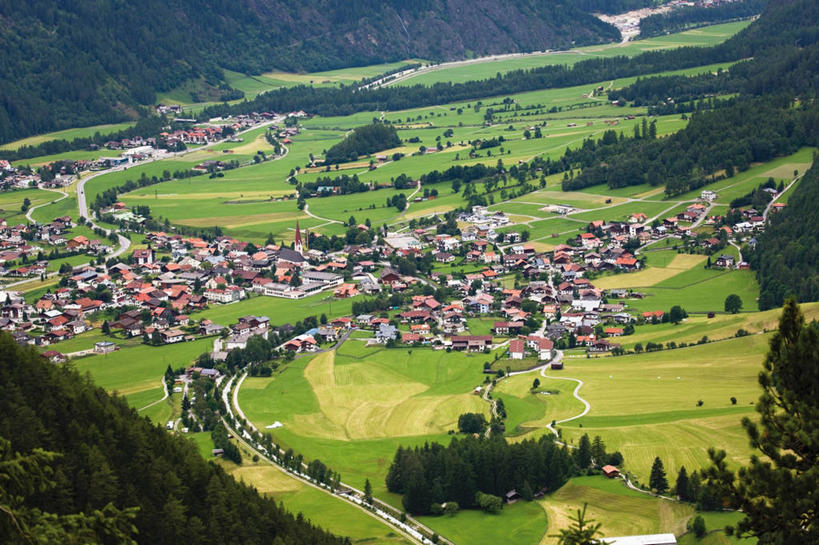 无人,家,横图,俯视,航拍,室外,白天,旅游,度假,草地,草坪,美景,山,山脉,树林,植物,道路,路,奥地利,欧洲,房屋,屋子,景观,山峰,公寓,小路,交通,山峦,娱乐,洋房,楼房,住宅,草,树,树木,绿色,自然,群山,享受,休闲,景色,放松,生长,成长,鸟瞰,自然风光,中欧,奥地利共和国,蒂罗尔,蒂罗尔州,彩图,高角度拍摄,房子,厄茨,伊姆斯特县