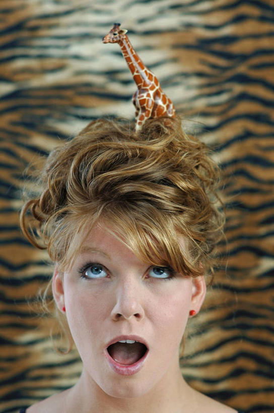 西方人,脸,头,脸颊,一个人,竖图,室内,特写,白天,正面,游戏,哺乳动物,长颈鹿,野生动物,玩具,欧洲,欧洲人,仅一个年轻女性,仅一个女性,仅一个人,惊讶,玩,注视,娱乐,动物,观察,看,张嘴,休闲,益智,摄影,活泼,影棚,观看,活动,惊奇,察看,发泄,关注,消遣,智力,张大嘴巴,宣泄,年轻女性,女人,女性,白种人,头部,脸部,脸蛋,面部,张开嘴,玩耍,嬉戏,半身,彩图,影棚拍摄,拍摄