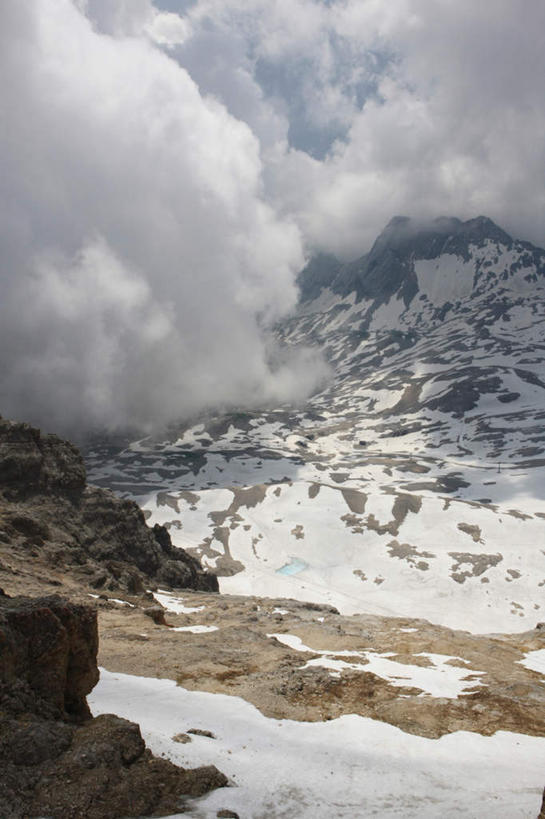 无人,竖图,室外,白天,正面,旅游,度假,石头,美景,山,雪,雪山,大雪,德国,欧洲,阴影,光线,石子,影子,冰,积雪,景观,山顶,山峰,雪景,云,云朵,冬季,冬天,山峦,云彩,娱乐,蓝色,白云,蓝天,天空,阳光,自然,天,享受,休闲,景色,放松,寒冷,晴朗,冰冷,西欧,自然风光,德意志联邦共和国,严寒,冰凉,酷寒,凛冽,凛凛,极冷,颠峰,极峰,楚格峰,石块,岩石,晴空,彩图