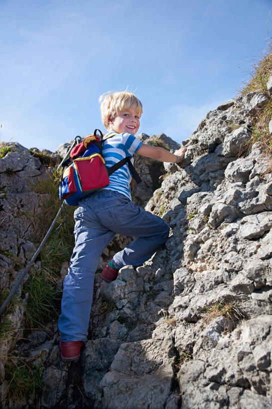 西方人,儿童,一个人,笑,攀登,微笑,露齿笑,竖图,室外,白天,仰视,锻炼,旅游,度假,探险,纯洁,运动,攀岩,石头,山,山脉,欧洲,欧洲人,仅一个男性,仅一个人,阴影,服装,光线,包,石子,影子,山峰,山峦,旅行包,扭头,注视,休闲装,娱乐,极限运动,小孩,衣服,蓝色,蓝天,天空,阳光,背包,群山,天,观察,看,转头,仅一个小孩,享受,休闲,休闲服,爬,放松,可爱,童年,童趣,服饰,晴朗,观看,察看,关注,室外运动,户外运动,童真,烂漫,无邪,万里无云,旅游包,冒险,体育,天真,男孩,男人,男性,白种人,孩子,石块,岩石,晴空,晴空万里,登山,攀爬,彩图,低角度拍摄,全身,健身,双肩包,男生