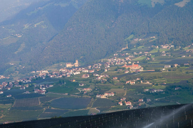 无人,家,横图,俯视,航拍,室外,白天,度假,草地,草坪,石头,美景,山,山脉,植物,城市风光,城市,意大利,欧洲,阴影,光线,石子,影子,房屋,屋子,景观,山峰,公寓,山峦,娱乐,洋房,楼房,住宅,草,树,树木,绿色,阳光,自然,群山,享受,休闲,景色,放松,生长,成长,鸟瞰,南欧,意大利共和国,南蒂罗尔,石块,岩石,彩图,高角度拍摄,房子