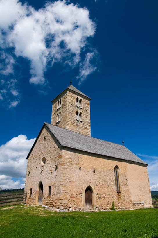 无人,教堂,竖图,室外,白天,仰视,旅游,度假,草地,草坪,美景,植物,意大利,欧洲,阴影,节日,光线,影子,景观,云,云朵,云彩,文化,娱乐,草,蓝色,绿色,白云,蓝天,天空,阳光,自然,天,祈祷,享受,休闲,健康,景色,放松,许愿,宗教,信仰,晴朗,纪念,祈求,南欧,自然风光,信念,意大利共和国,南蒂罗尔,平安,晴空,彩图,低角度拍摄,大教堂,礼拜堂