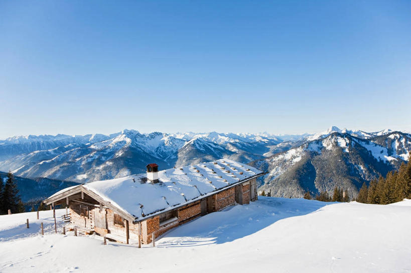 无人,家,木屋,横图,室外,白天,正面,旅游,度假,美景,山,树林,雪,雪山,植物,大雪,德国,欧洲,阴影,光线,影子,冰,积雪,景观,山峰,雪景,冬季,冬天,山峦,娱乐,住宅,树,树木,蓝色,绿色,蓝天,天空,阳光,自然,天,享受,休闲,景色,放松,寒冷,生长,晴朗,成长,冰冷,西欧,自然风光,万里无云,德意志联邦共和国,严寒,冰凉,酷寒,凛冽,凛凛,极冷,巴伐利亚,巴伐利亚州,拜恩州,拜恩自由州,晴空,晴空万里,彩图,茅舍,茅屋,棚屋,小木屋,小屋