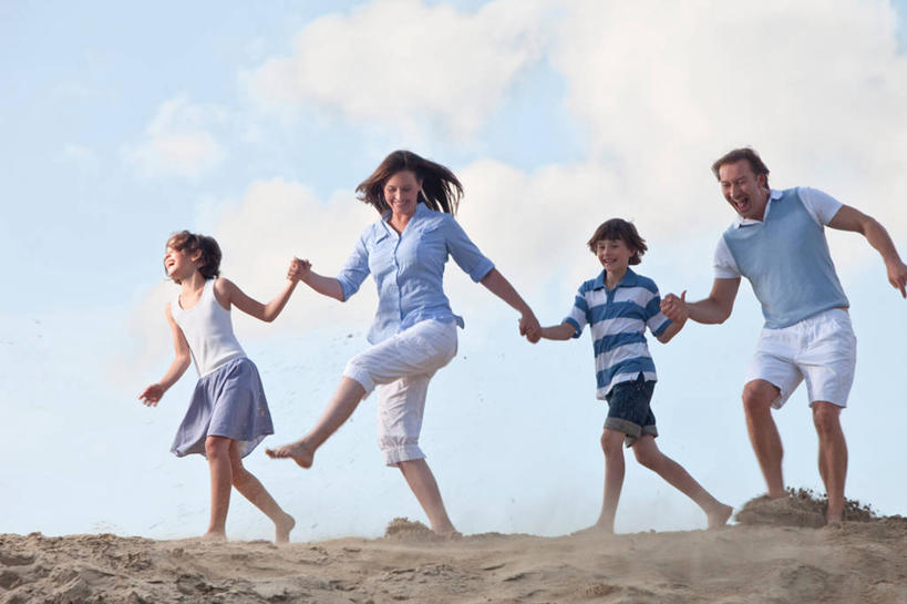 西方人,儿童,中年人,四个人,家庭,夫妻,母亲,父亲,女儿,儿子,握手,笑,微笑,露齿笑,横图,室外,白天,正面,裙子,爱情,纯洁,沙滩,欧洲,欧洲人,一排,奔驰,服装,整齐,沙子,海岸,云,云朵,沙地,浪漫,云彩,扭头,抬腿,注视,休闲装,光脚,排列,小孩,衣服,蓝色,白云,蓝天,天空,天,奔跑,观察,看,转头,休闲,温暖,温馨,父女,父子,母女,母子,一家人,赤脚,休闲服,恩爱,父爱,可爱,母爱,童年,童趣,短裙,恋人,服饰,晴朗,观看,半身裙,和睦,察看,队列,关注,童真,烂漫,无邪,天真,男孩,男人,男性,女孩,女人,女性,中年男性,中年女性,白种人,孩子,夫妇,情侣,海滩,晴空,搀手,拉手,手拉手,手握手,彩图,全身,伴侣,融洽,男生,女生