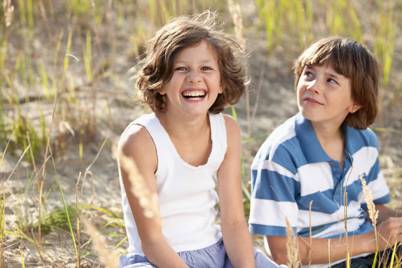 西方人,儿童,两个人,家庭,坐,笑,微笑,露齿笑,横图,室外,白天,正面,纯洁,草地,草坪,植物,欧洲,欧洲人,服装,朦胧,模糊,背心,注视,草,小孩,衣服,绿色,观察,看,温暖,温馨,一家人,可爱,童年,童趣,服饰,观看,和睦,察看,衣着,穿着,关注,童真,烂漫,无邪,衣饰,天真,男孩,男人,男性,女孩,女人,女性,白种人,抬头,仰头,坐着,半身,彩图,融洽,男生,女生