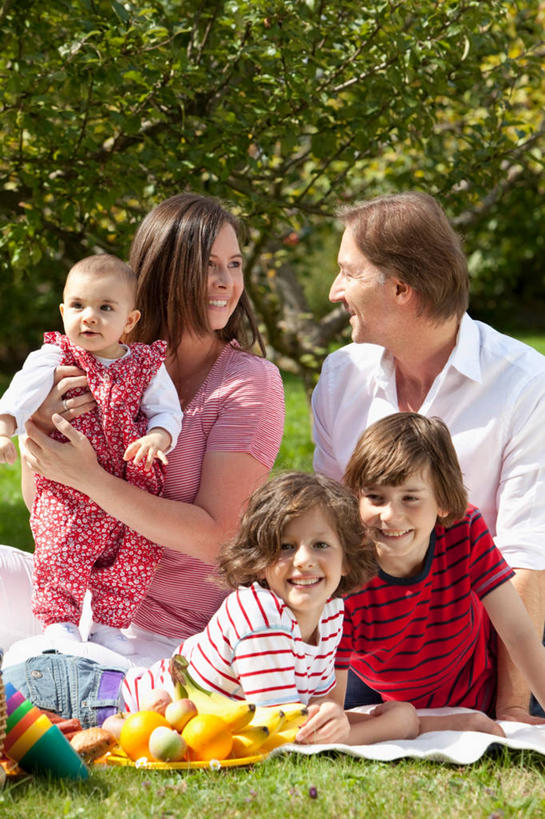 西方人,婴儿,儿童,中年人,家庭,夫妻,母亲,父亲,女儿,儿子,坐,抱,笑,微笑,露齿笑,竖图,室外,白天,正面,爱情,纯洁,草地,草坪,树林,植物,水果,纺织品,欧洲,欧洲人,五个人,一堆,许多,堆叠,堆积,服装,新鲜,装饰,毛毯,毯子,生食,食品,果实,许多人,浪漫,扭头,注视,休闲装,草,树,树木,食物,纺织,小孩,衣服,绿色,自然,垫子,观察,看,趴着,转头,一群人,休闲,温暖,温馨,父女,父子,母女,母子,一家人,休闲服,恩爱,父爱,可爱,母爱,童年,童趣,恋人,服饰,有机食品,绿色食品,生长,成长,抱着,观看,堆,华丽,修饰,点缀,和睦,察看,搂着,关注,宝宝,童真,烂漫,无邪,衬托,美观,雅致,雅观,天真,男孩,男人,男性,女孩,女人,女性,中年男性,中年女性,白种人,孩子,夫妇,情侣,搂,搂抱,趴,坐着,半身,彩图,伴侣,融洽,男生,女生