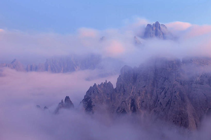 无人,横图,俯视,航拍,室外,白天,山,山脉,欧洲,阿尔卑斯山,朦胧,模糊,山峰,云,云朵,云海,山峦,云彩,蓝色,白云,蓝天,天空,群山,天,鸟瞰,多洛米蒂山,阿尔卑斯山脉,彩图,高角度拍摄