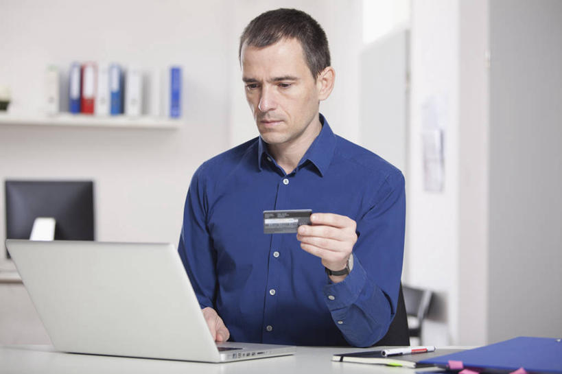 西方人,一个人,商务人士,商务男性,办公室,坐,横图,室内,白天,正面,衬衫,信用卡,电脑,笔记本电脑,家具,桌子,欧洲,欧洲人,仅一个男性,仅一个人,仅一个中年男性,一张,敲打,握,套装,网络,材料,档案,文件,纸,办公桌,墙,拿,置物架,拿着,注视,输入,通讯设备,架子,墙壁,墙面,手稿,资料,打字,观察,看,卡,握着,储蓄卡,观看,点击,一台,敲击,证明,察看,无线,关注,文档,通信设备,商务装,无线网络,陈列架,无线上网,便携式电脑,工薪阶层,办公家具,搁架,银行卡,按键,手提电脑,男人,男性,中年男性,白种人,白领,上班族,坐着,半身,彩图,衬衣