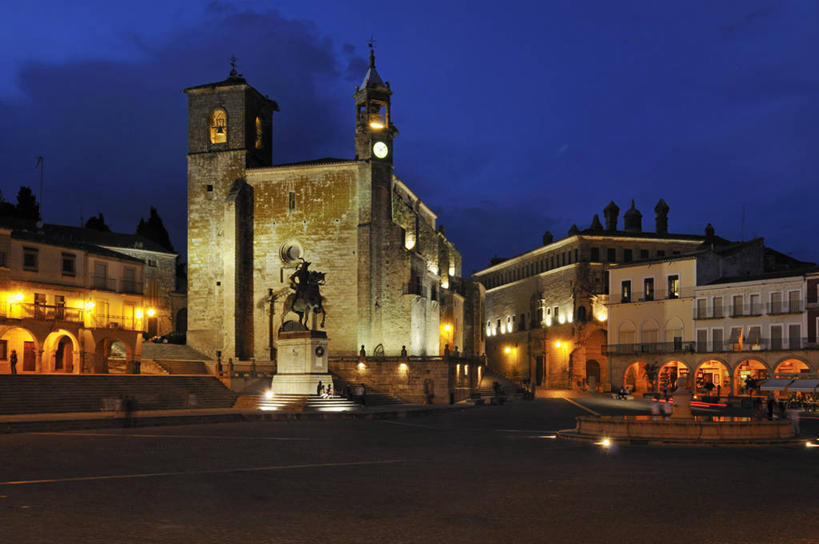 无人,家,教堂,横图,室外,夜晚,正面,旅游,度假,名胜古迹,标志建筑,地标,建筑,路灯,喷泉,照明,雕塑,西班牙,欧洲,阴影,节日,遗迹,艺术,装饰,光线,雕刻,雕像,影子,房屋,屋子,景观,公寓,灯光,古迹,文化,文物,娱乐,建设,古建筑,洋房,楼房,住宅,灯,工艺品,品味,祈祷,享受,休闲,健康,旅游胜地,放松,许愿,宗教,信仰,纪念,祈求,照亮,美术,基督教,照明设备,南欧,天主教,主题,水景,陈列,信念,古文明,埃斯特雷马杜拉,卡塞雷斯,西班牙王国,功能,美学,美观,特鲁希略,卡塞雷斯省,平安,设计,彩图,房子,大教堂,礼拜堂