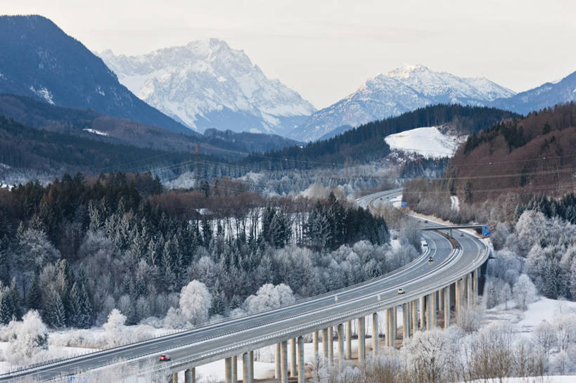 无人,横图,俯视,室外,白天,旅游,度假,石头,美景,森林,山,树林,雪,雪山,植物,大雪,道路,路,公路,德国,欧洲,石子,冰,积雪,景观,山峰,雪景,冬季,冬天,高架,分界线,停车线,交通,山峦,娱乐,树,树木,绿色,天空,自然,天,享受,休闲,景色,放松,寒冷,生长,成长,车行道,车行道分界线,冰冷,西欧,自然风光,标线,高架桥,车行线,高架道路,跨线桥,德意志联邦共和国,严寒,冰凉,酷寒,凛冽,凛凛,极冷,巴伐利亚,巴伐利亚州,拜恩州,拜恩自由州,楚格峰,石块,岩石,彩图,高角度拍摄