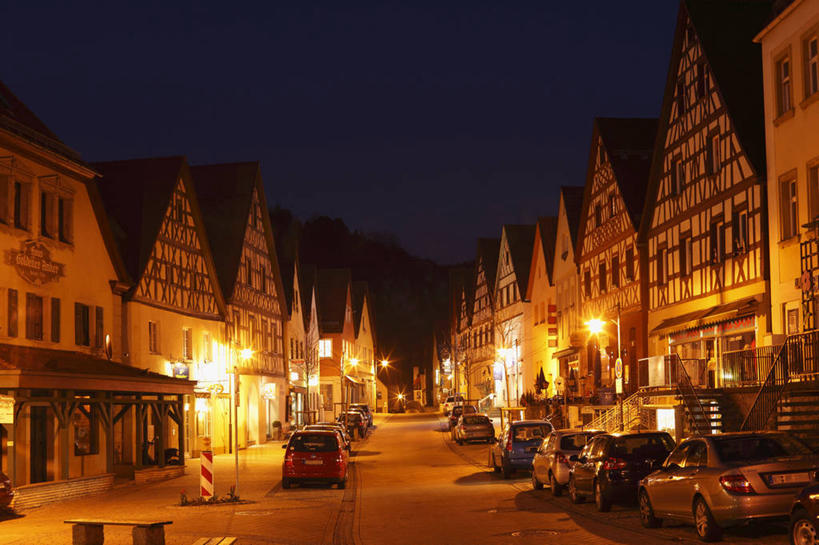 无人,家,横图,室外,夜晚,仰视,度假,美景,城市风光,城市,道路,路,路灯,夜景,公路,汽车,照明,德国,欧洲,阴影,光线,影子,房屋,屋子,景观,公寓,灯光,交通,娱乐,洋房,楼房,住宅,车,灯,交通工具,轿车,享受,休闲,景色,放松,照亮,照明设备,西欧,载具,德意志联邦共和国,巴伐利亚,巴伐利亚州,拜恩州,拜恩自由州,马路,彩图,低角度拍摄,房子,波滕施泰因,上弗兰肯行政区