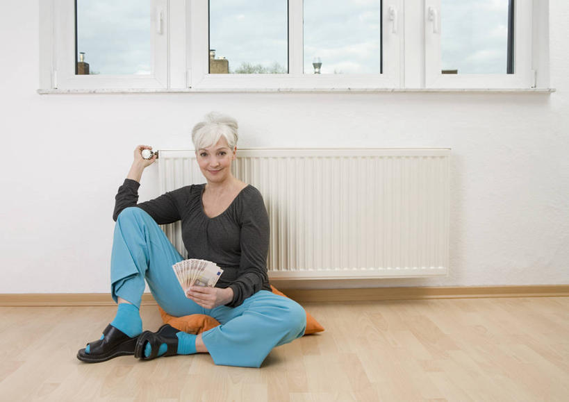 西方人,一个人,坐,笑,盘腿,微笑,横图,室内,白天,正面,钱,窗户,地板,欧洲,欧洲人,仅一个女性,仅一个人,许多,握,阴影,服装,裤子,反射,电器,钱币,影子,墙,取暖器,地面,欧元,注视,休闲裤,休闲装,木地板,玻璃窗,墙壁,墙面,衣服,蓝色,白色,观察,看,休闲,温暖,休闲服,握着,钞票,金融,纸币,服饰,仅一个老年女性,经济,观看,保暖,察看,家电,家用电器,御寒,关注,流通,纸钞,贸易,货币,现金,老年女性,女人,女性,白种人,盘腿而坐,盘膝,盘着腿的,盘着腿坐,双腿交叉,坐着,彩图,全身