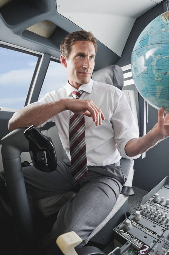 西方人,一个人,商务人士,商务男性,坐,捧,竖图,室内,白天,正面,衬衫,机器,零件,仪器,电路,海洋,窗户,飞机,地图,欧洲,欧洲人,仅一个男性,仅一个人,仅一个中年男性,关闭,套装,网格,地球仪,线条,世界地图,地球,陆地,云,云朵,领带,交通,全球,云彩,注视,设备,航空,开关,玻璃窗,球,蓝色,白云,蓝天,天空,按钮,方向盘,经纬线,模型,交通工具,天,打开,观察,驾驶,看,行驶,球体,运输,地理,国家,晴朗,观看,大陆,控制,察看,世界,客机,开启,象征,庄重,关注,载具,商务装,身份,纬线,版图,经线,工薪阶层,经纬仪,地理学,正式,地位,闭合,男人,男性,中年男性,白种人,白领,上班族,晴空,端,端着,捧着,手捧,坐着,半身,彩图,衬衣,大洋,大洲