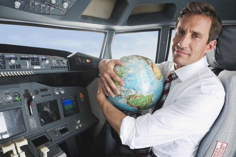 西方人,一个人,商务人士,商务男性,坐,抱,笑,微笑,横图,室内,白天,侧面,衬衫,机器,零件,仪器,电路,海洋,窗户,飞机,地图,欧洲,欧洲人,仅一个男性,仅一个人,仅一个中年男性,关闭,套装,网格,地球仪,线条,世界地图,地球,陆地,云,云朵,领带,交通,全球,云彩,扭头,注视,设备,航空,开关,玻璃窗,球,蓝色,白云,蓝天,天空,按钮,方向盘,经纬线,模型,交通工具,天,打开,观察,驾驶,看,行驶,转头,球体,运输,地理,国家,晴朗,抱着,观看,大陆,控制,察看,世界,客机,搂着,开启,象征,庄重,关注,载具,商务装,身份,纬线,版图,经线,工薪阶层,经纬仪,地理学,正式,地位,闭合,男人,男性,中年男性,白种人,白领,上班族,晴空,搂,搂抱,坐着,半身,彩图,衬衣,大洋,大洲