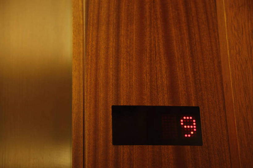 无人,横图,室内,特写,白天,仰视,电梯,静物,木制,标志,数字,文字,字符,墙,运输工具,标识,墙壁,墙面,红色,木制品,阿拉伯数字,升降梯,彩图,低角度拍摄,升降设备