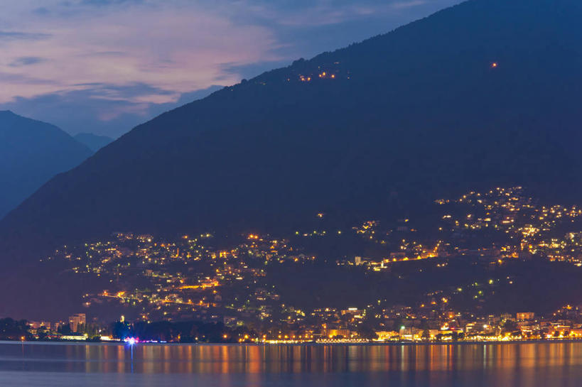 无人,家,横图,室外,夜晚,正面,度假,湖,湖泊,美景,山,山脉,水,城市风光,城市,夜景,瑞士,欧洲,房屋,屋子,湖面,景观,山峰,水流,水面,云,云朵,山峦,云彩,娱乐,楼房,住宅,蓝色,白云,蓝天,天空,湖水,群山,天,享受,休闲,景色,放松,中欧,灯火辉煌,瑞士联邦,火树银花,灯烛辉煌,提契诺州,洛迦诺,彩图,房子