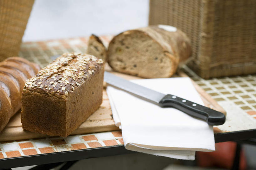 点心,面包,无人,交叉,横图,俯视,室内,特写,白天,桌面,桌子,竹子,金属制品,阴影,竹制,编织,反射,金属,木制,工具,篮子,影子,食品,面点,案板,刀具,砧板,食物,糕点,木制品,竹篮,刀,黑面包,竹条,交织,全麦面包,竹制品,菜刀,切菜刀,穿插,麸皮面包,彩图,高角度拍摄