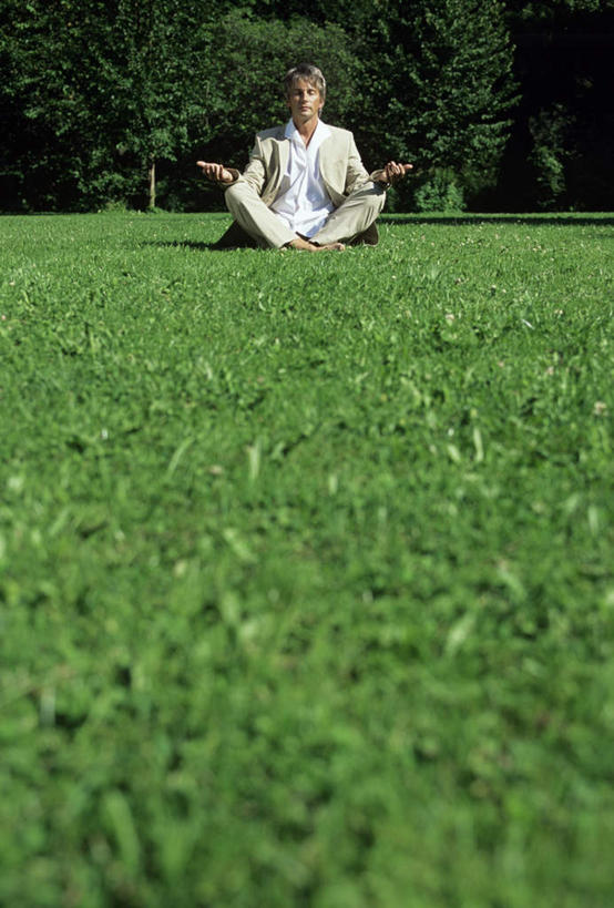 西方人,一个人,盘腿,竖图,室外,白天,正面,锻炼,瑜伽,运动,草地,草坪,植物,欧洲,欧洲人,仅一个男性,仅一个人,服装,休闲装,草,树,树木,仅一个年轻男性,衣服,绿色,自然,休闲,休闲服,养生,服饰,生长,成长,打坐,体育,男人,男性,年轻男性,白种人,盘腿而坐,盘膝,盘着腿的,盘着腿坐,双腿交叉,彩图,全身,健身