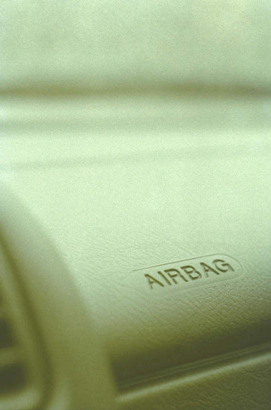 无人,竖图,室内,特写,白天,正面,窗户,汽车,静物,一辆,朦胧,模糊,英文,标志,文字,字符,字母,标识,玻璃窗,车,车窗,交通工具,轿车,英文字母,载具,彩图