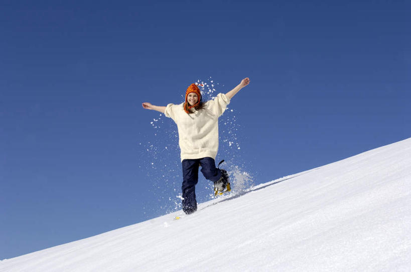 西方人,一个人,站,伸展双臂,笑,微笑,露齿笑,横图,室外,白天,仰视,毛衣,雪,大雪,欧洲,欧洲人,仅一个年轻女性,仅一个女性,仅一个人,阴影,飞溅,溅,光线,影子,积雪,雪景,冬天,注视,蓝色,蓝天,天空,阳光,天,观察,看,站着,晴朗,观看,察看,关注,喷洒,线衫,万里无云,年轻女性,女人,女性,白种人,晴空,晴空万里,敞开双臂,伸开双臂,展开双肩,张开手臂,张开双臂,彩图,低角度拍摄,全身,绒衣,套衫,套头毛衣,线衣