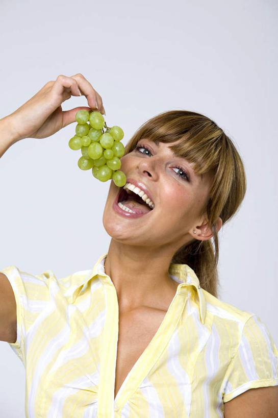 西方人,脸,头,脸颊,牙齿,一个人,吃,竖图,室内,特写,白天,正面,葡萄,欧洲,欧洲人,仅一个年轻女性,仅一个女性,仅一个人,灰色背景,服装,注视,休闲装,肩膀,衣服,观察,看,张嘴,休闲,休闲服,摄影,服饰,影棚,观看,察看,关注,张大嘴巴,水晶葡萄,年轻女性,女人,女性,白种人,头部,齿,脸部,脸蛋,面部,牙,牙龈,张开嘴,山葫芦,蒲桃,草龙珠,嚼,食,半身,彩图,影棚拍摄,拍摄